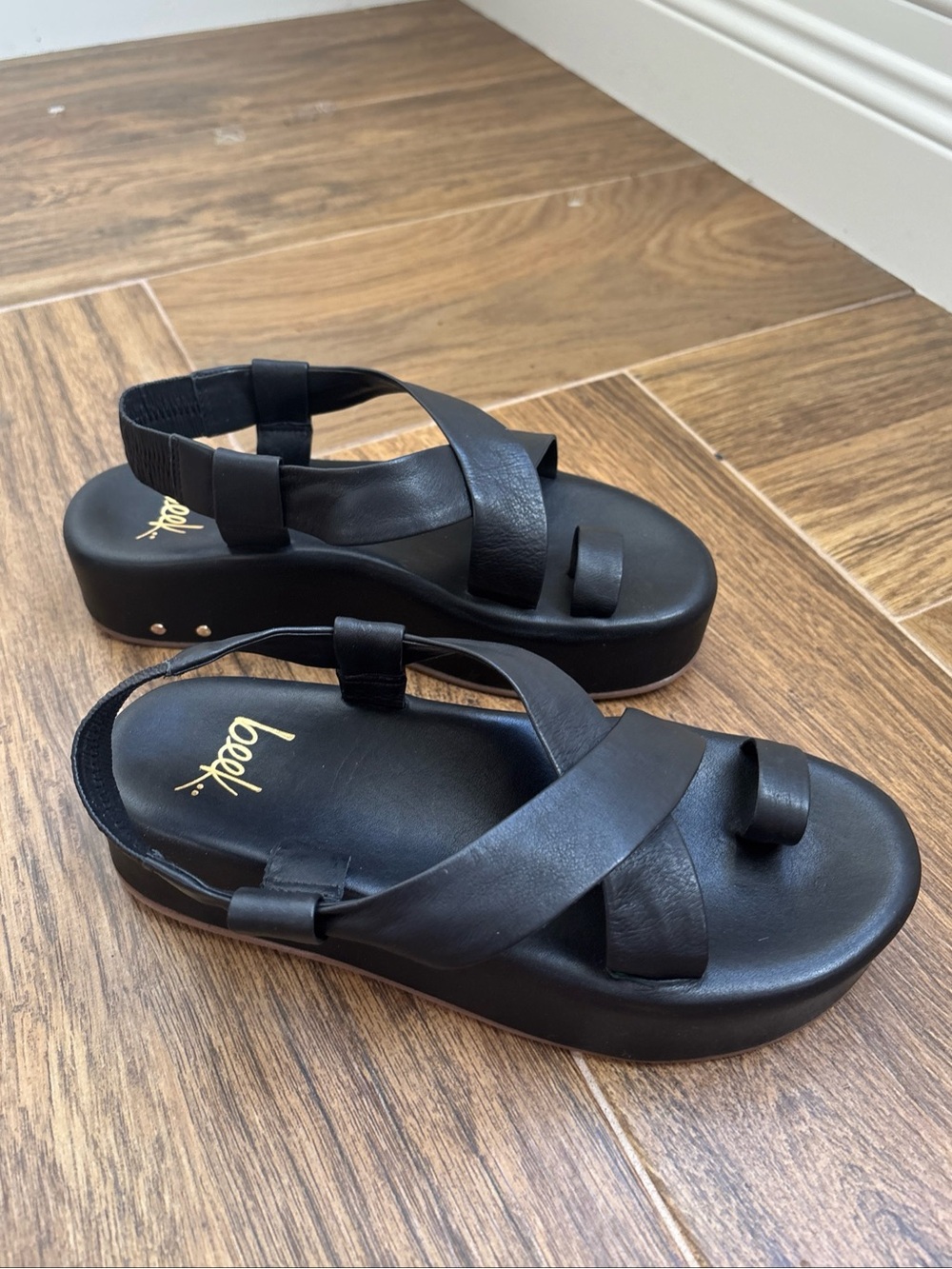 NWOB beek Caracara Platform Slingback Sandals Black Size 6